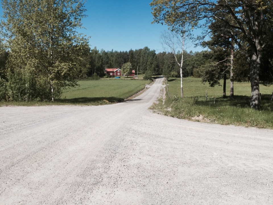 The trail leads South West, tarmac disappears