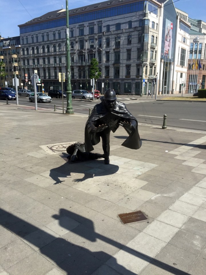 Brussels - policeman being tripped up by person emerging from sewer
