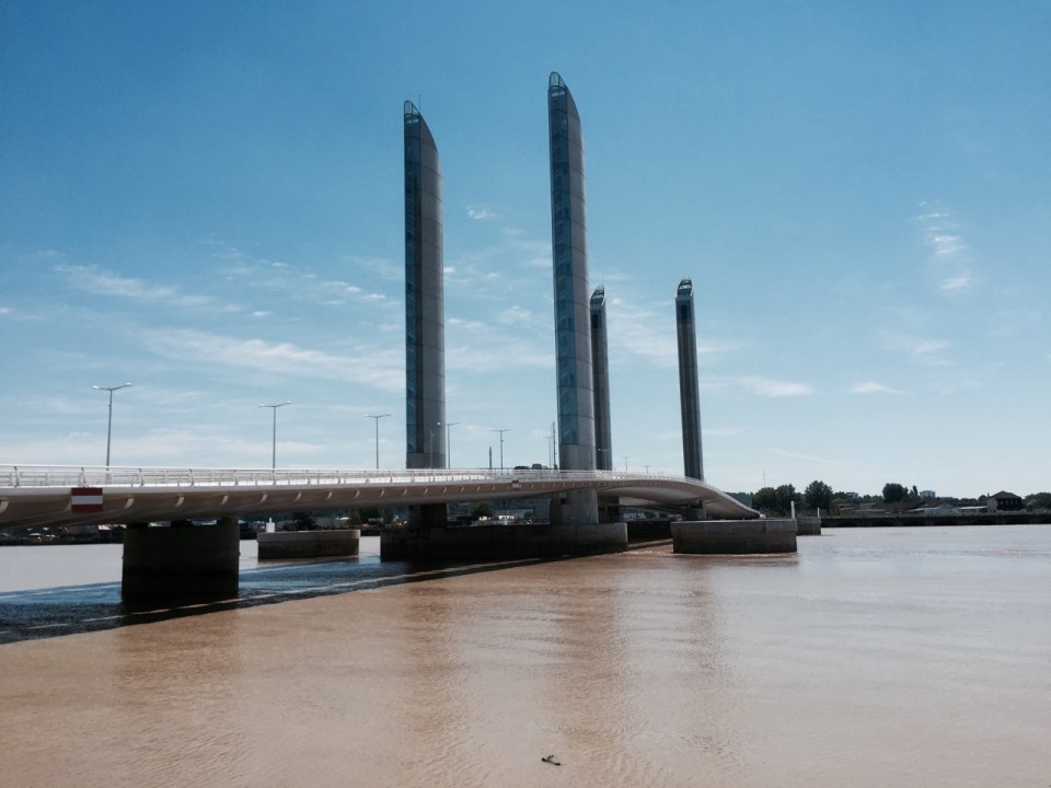 Bridge over the Garonne upon entering Bordeaax