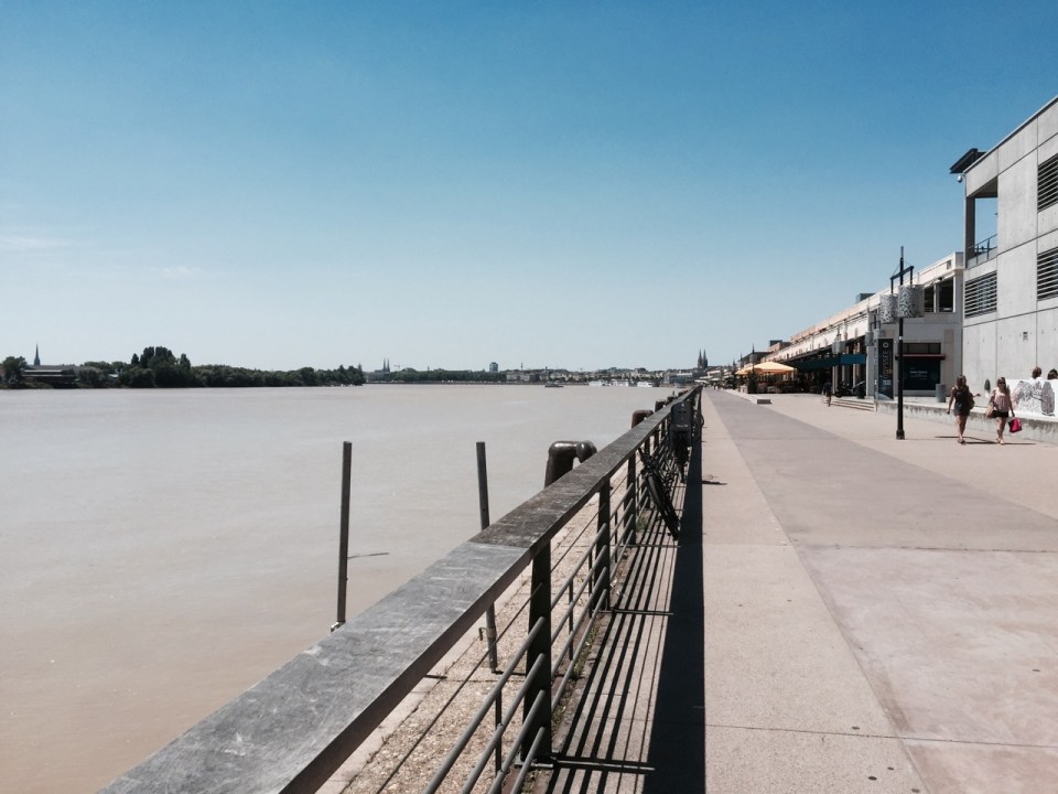 Riverside route to Bordeaux centre