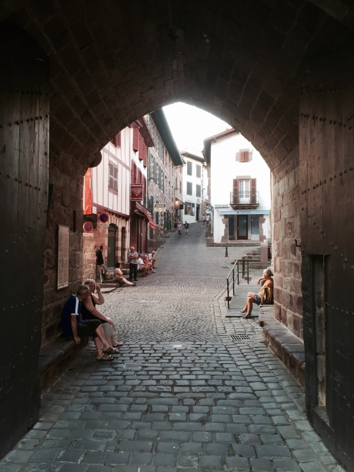 St-Jean-Pied-de-Port - archway to church