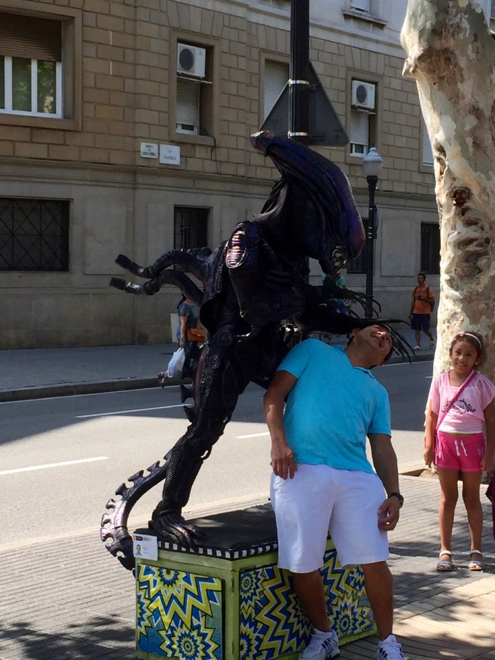 Alien street performer 1