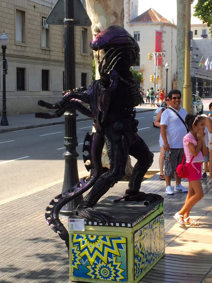 Alien street performer 2