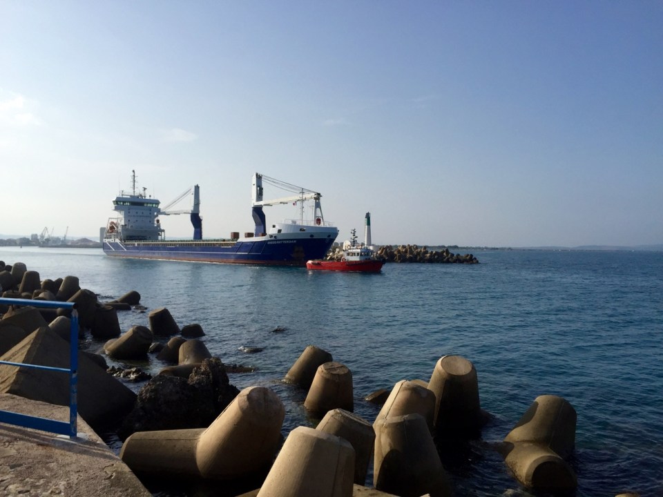 Port-la-Nouvelle - ship and tug
