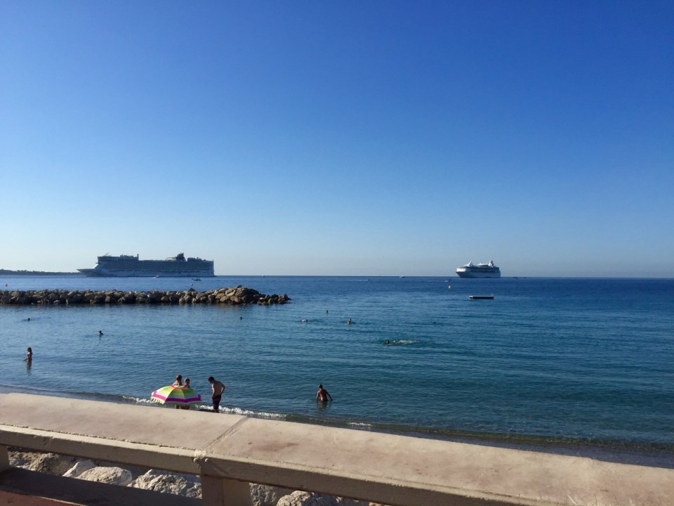 Big cruise ships coming into Cannes