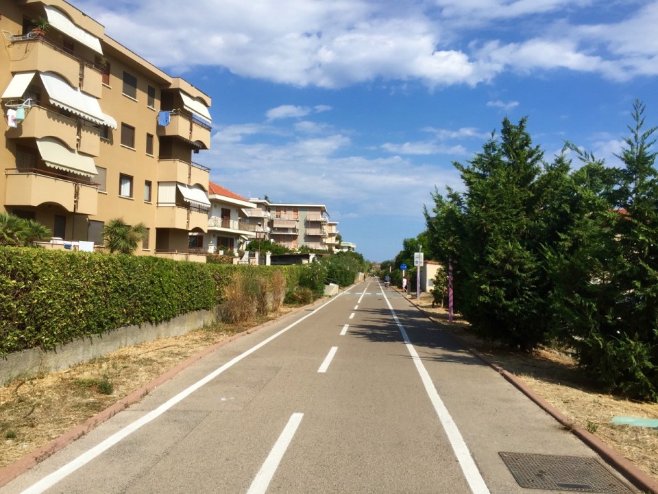 Long cycle path to San Lorenzo