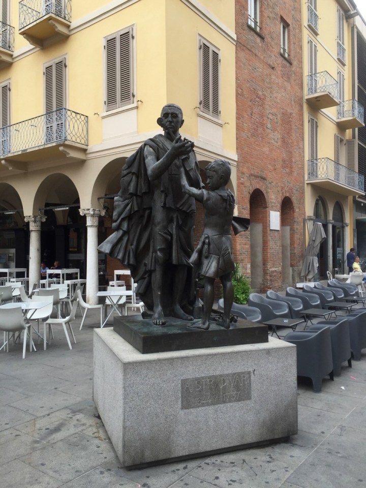 Statue commemorating Antonio Stradivari