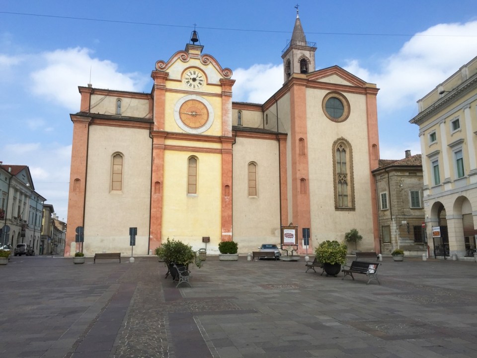 On to Asola; failed to find anywhere open for lunch