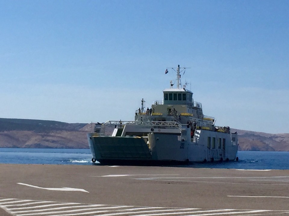 Ferry arriving, Prizna