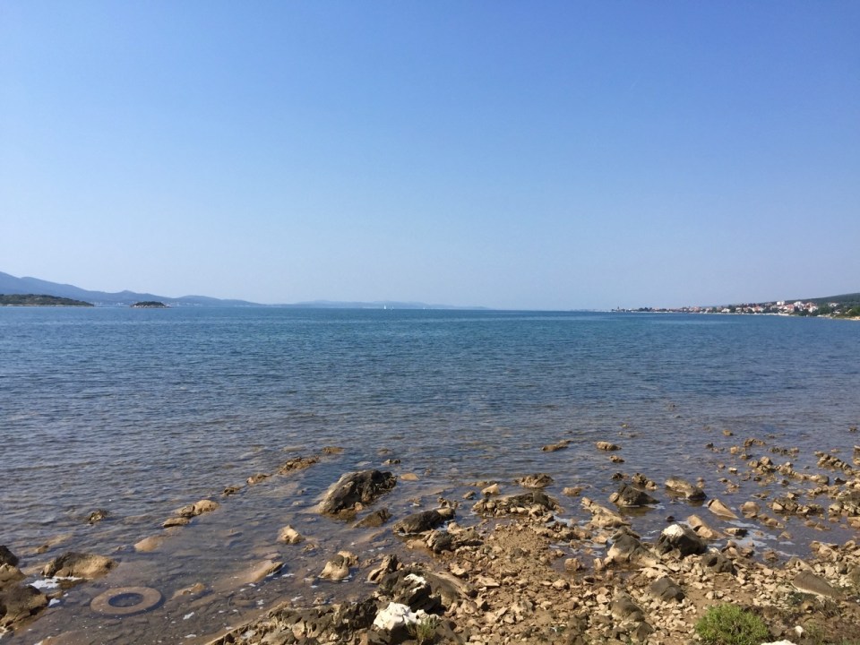 Back on the mainland, pedalling next to the sea