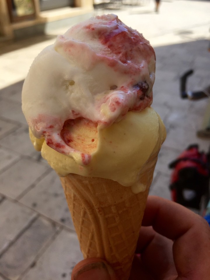 Gelato - vanilla and strawberry, very fine