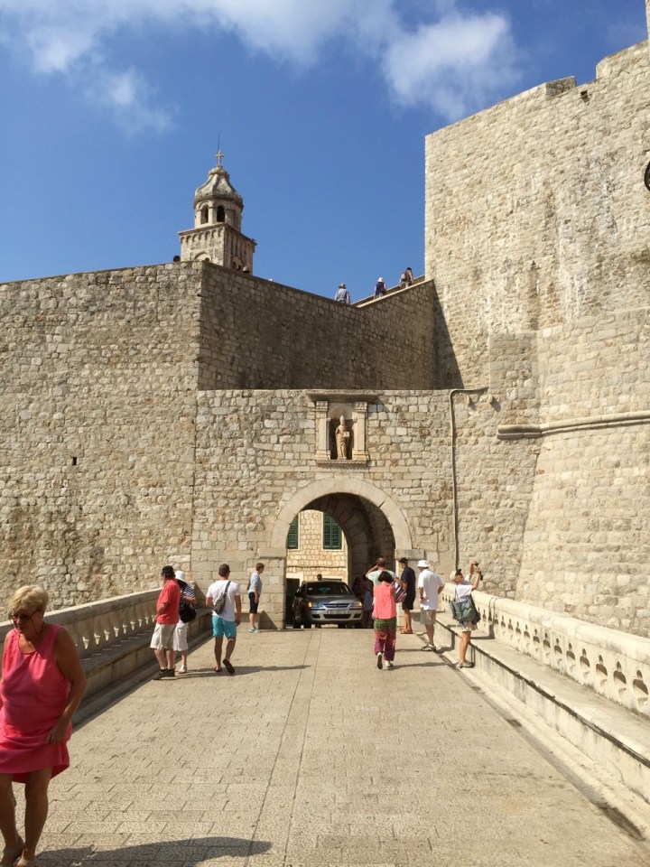 Pile Gate 2, with inappropriate car