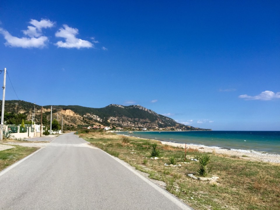 Road along coast mostly flat, but strong headwind