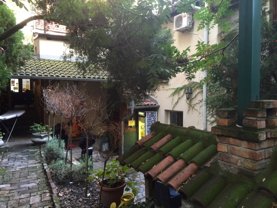 Hostel Hedonist, Belgrade - cool courtyard area
