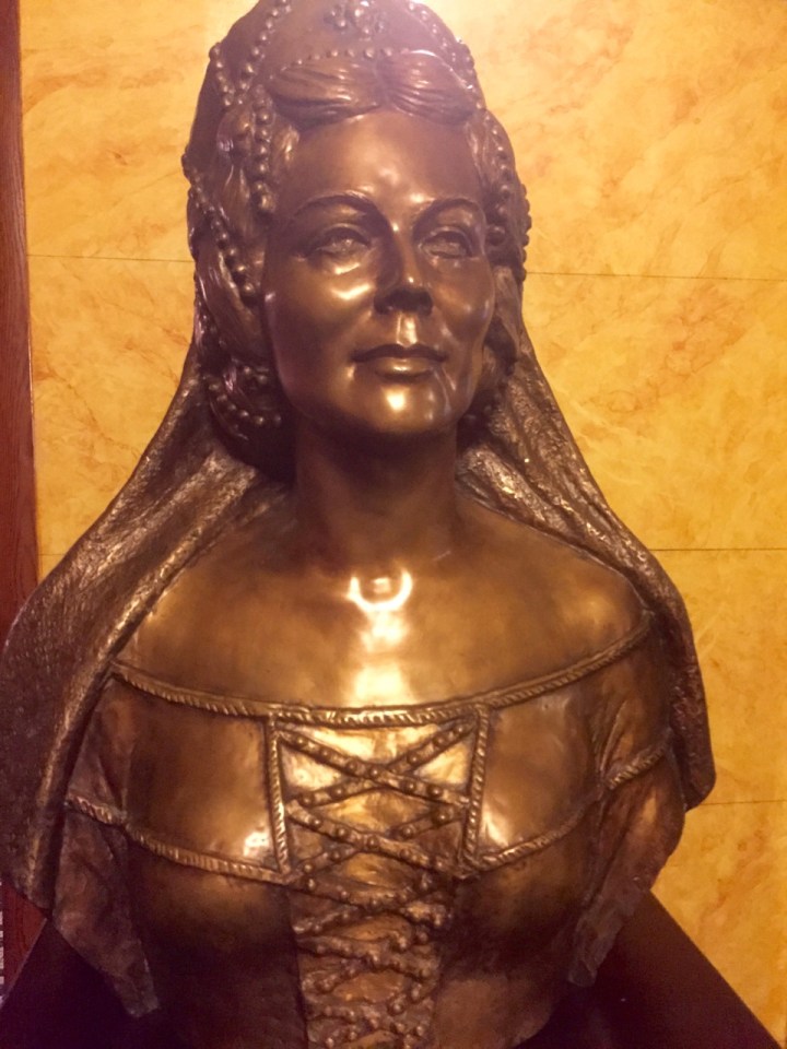 Past diva looking resplendent