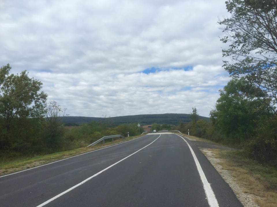 The road West, near Szárliget