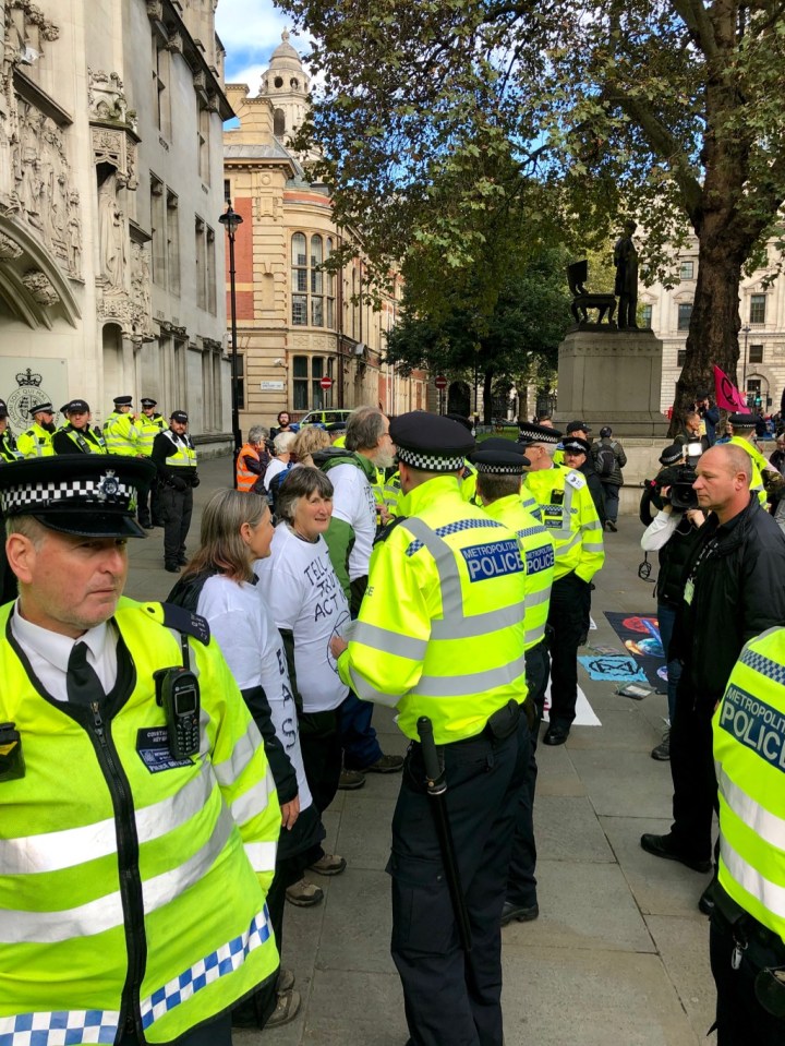 Many police to manage a small number of pensioners