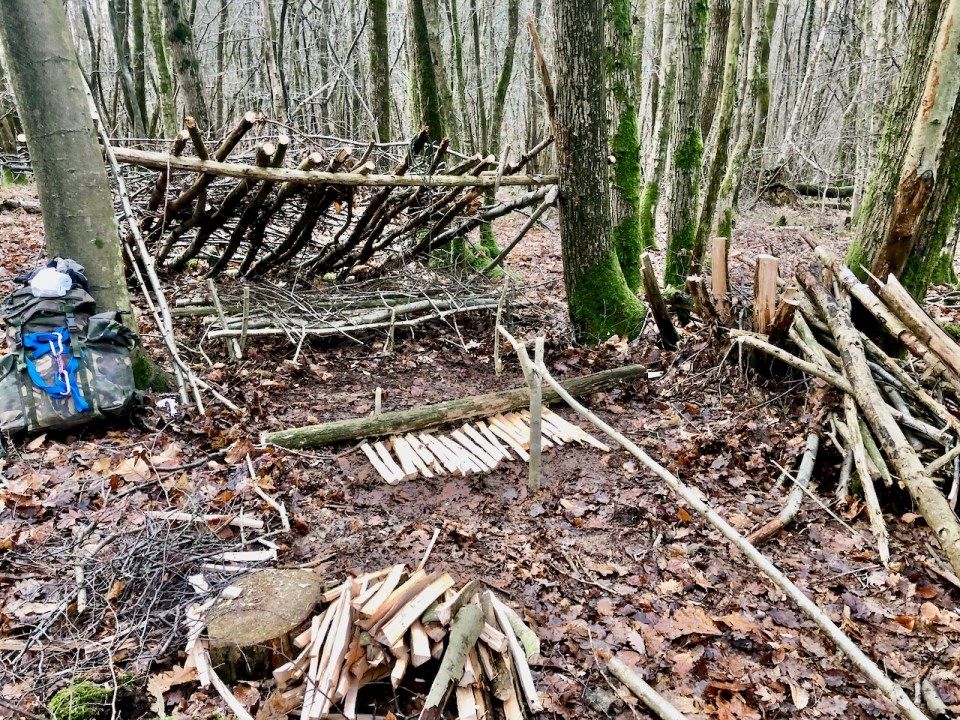 Shelter plus building long log fire