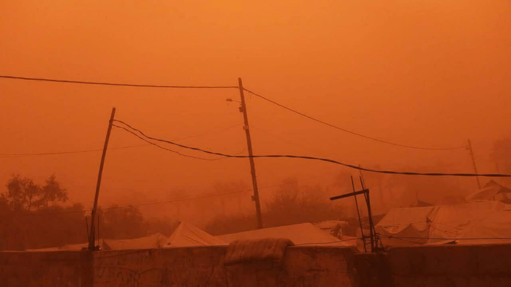 Dust storm hits tent camp in Gaza, source Ibrahim A Qudeih